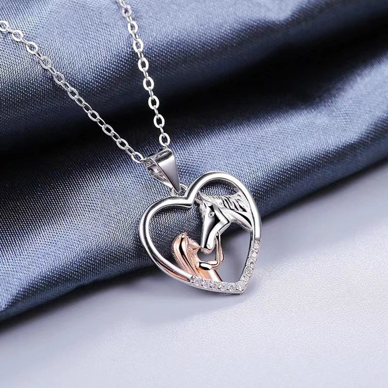 Collar de Corazón con Zirconia de Niña y Caballo - Image 2