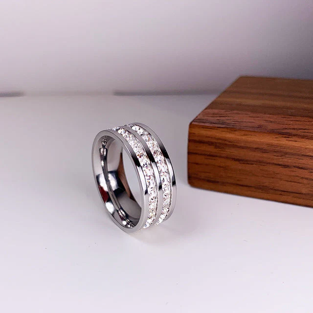 Elegante Anillo con Doble Incrustación de Circonitas - Image 3