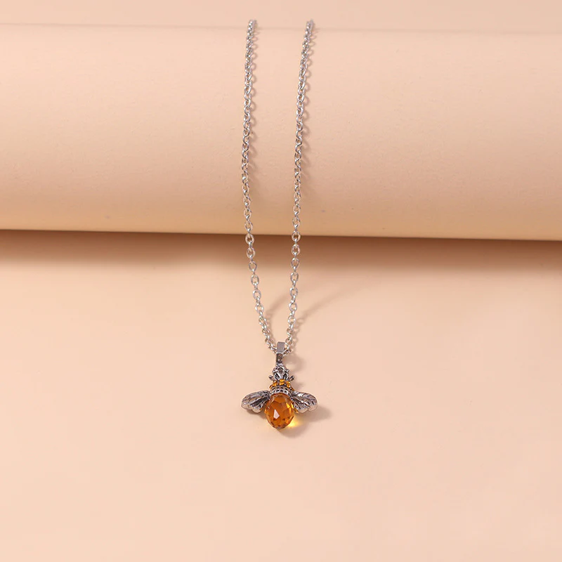 Collar Delicado del Espíritu de la Abeja Dorada - Image 3