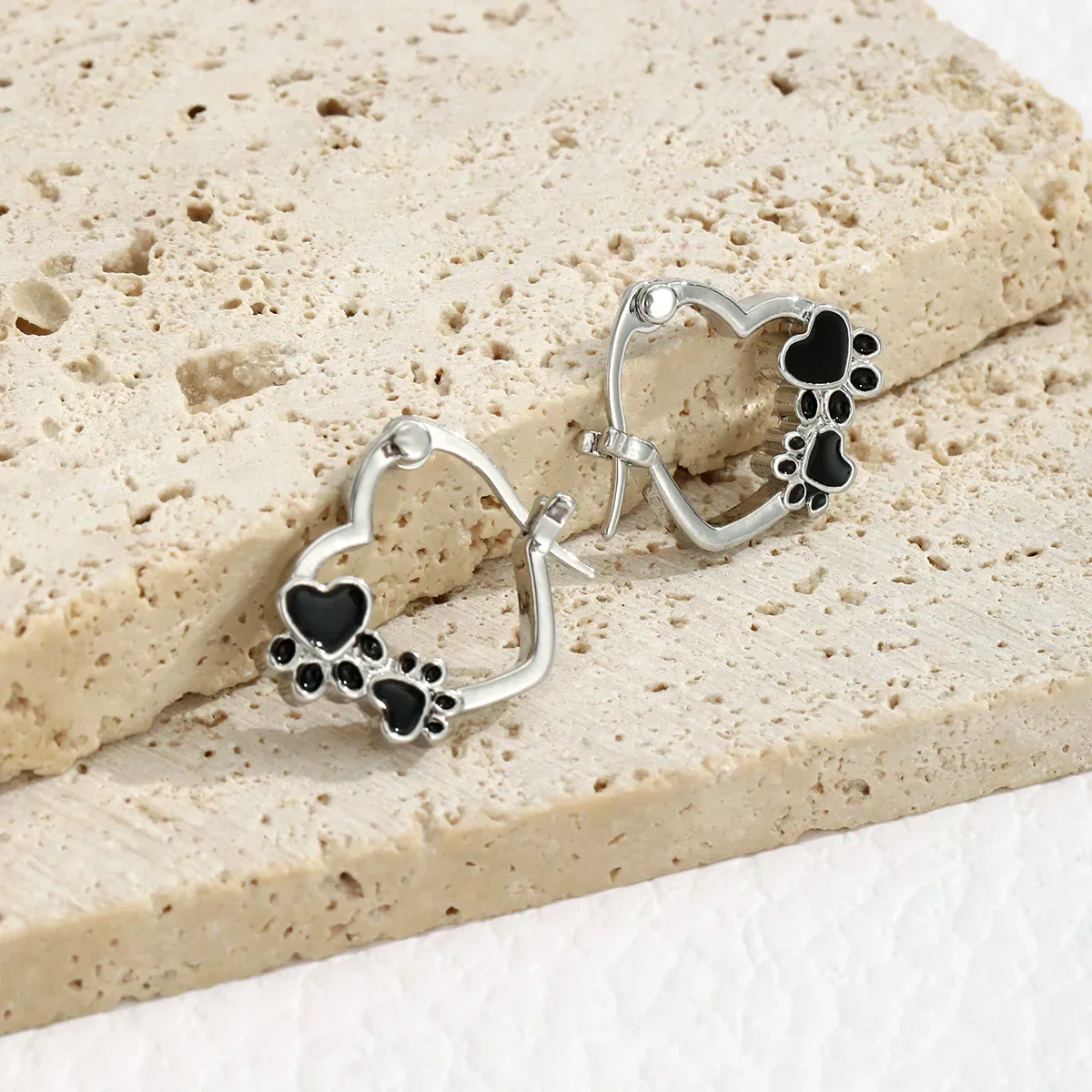 Pendientes de Pata y Corazón con Esmalte Negro - Image 4