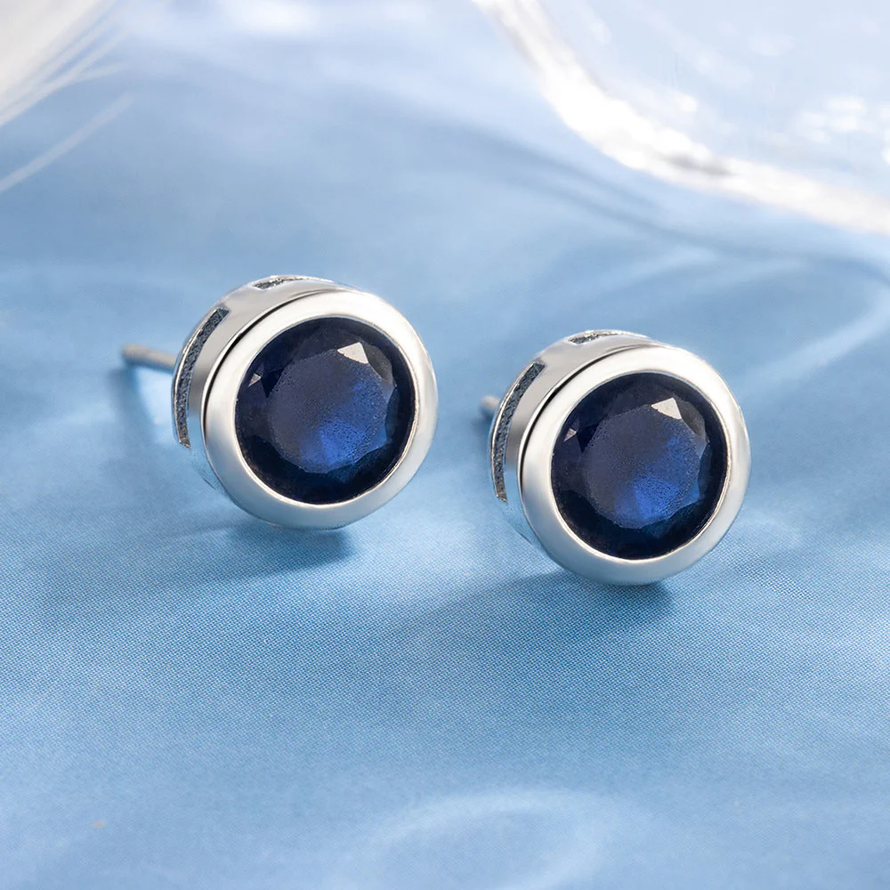 Pendientes de espiga de zafiro con bezel | Oro Blanco - Image 2