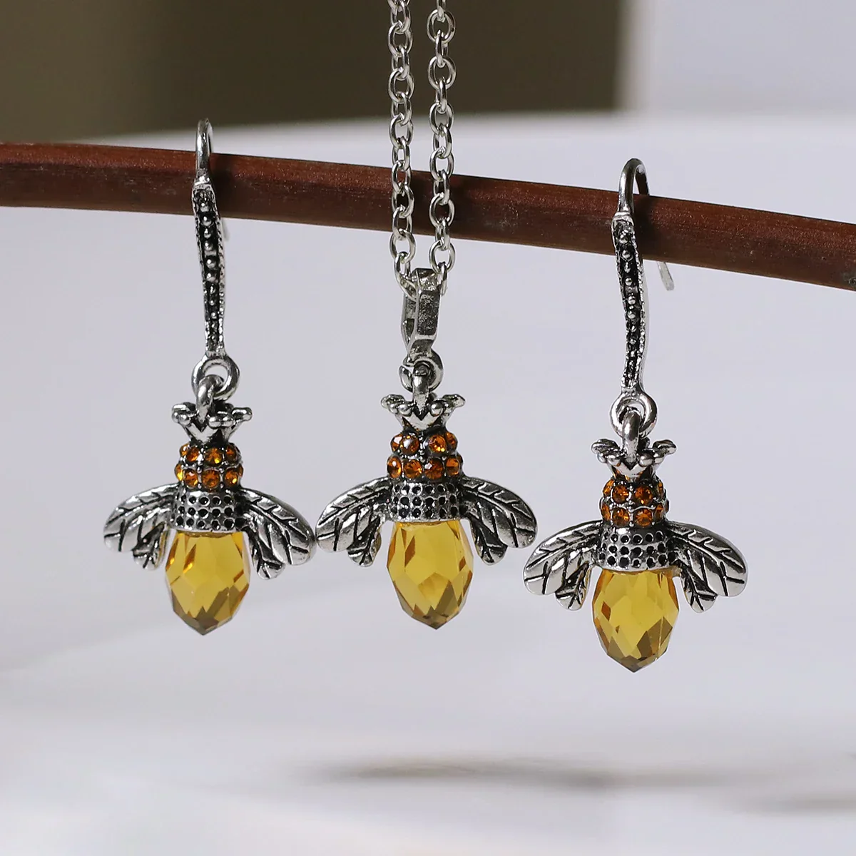 Set de Collar y Pendientes Vintage de Abeja
