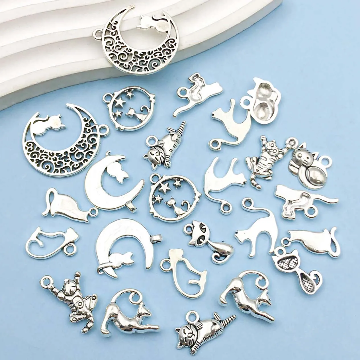 Colección Vintage de Dijes de Gato en Plata - Image 2