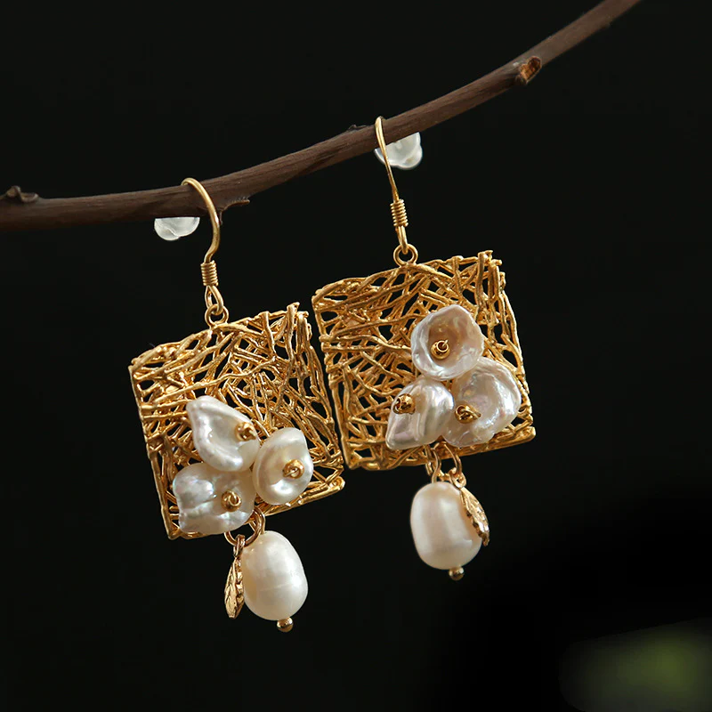 Pendientes Vintage de Perlas Blancas y Flores